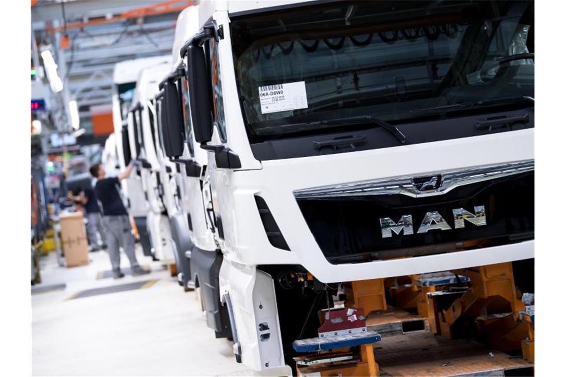 E-Lkw: VW-Tochter Traton geht mit japanischer Hino zusammen Der Lastwagenbauer MAN gehört zur VW-Lkw-Tochter Traton. Die VW-Nutzfahrzeugholding Traton und ihr japanischer Partner Hino wollen zusammen künftig Elektro-Lkw entwickeln. Foto: Sven Hoppe/dpa