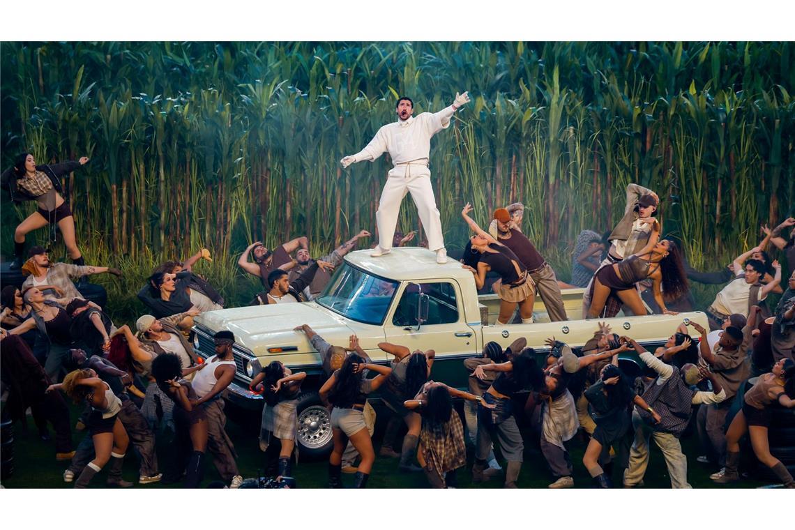 Der Latin-Künstler inszenierte auf der großen Bühne eine riesige Tanzparty.