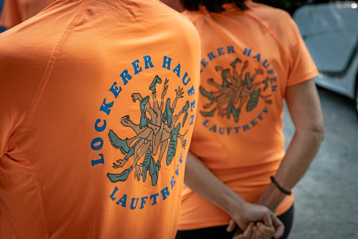 Der Name ist zugleich auch Programm Der Lauftreff Lockerer Haufen hat sich als Erkennungsmerkmal sogar T-Shirts zugelegt. Foto: Alexander Becher