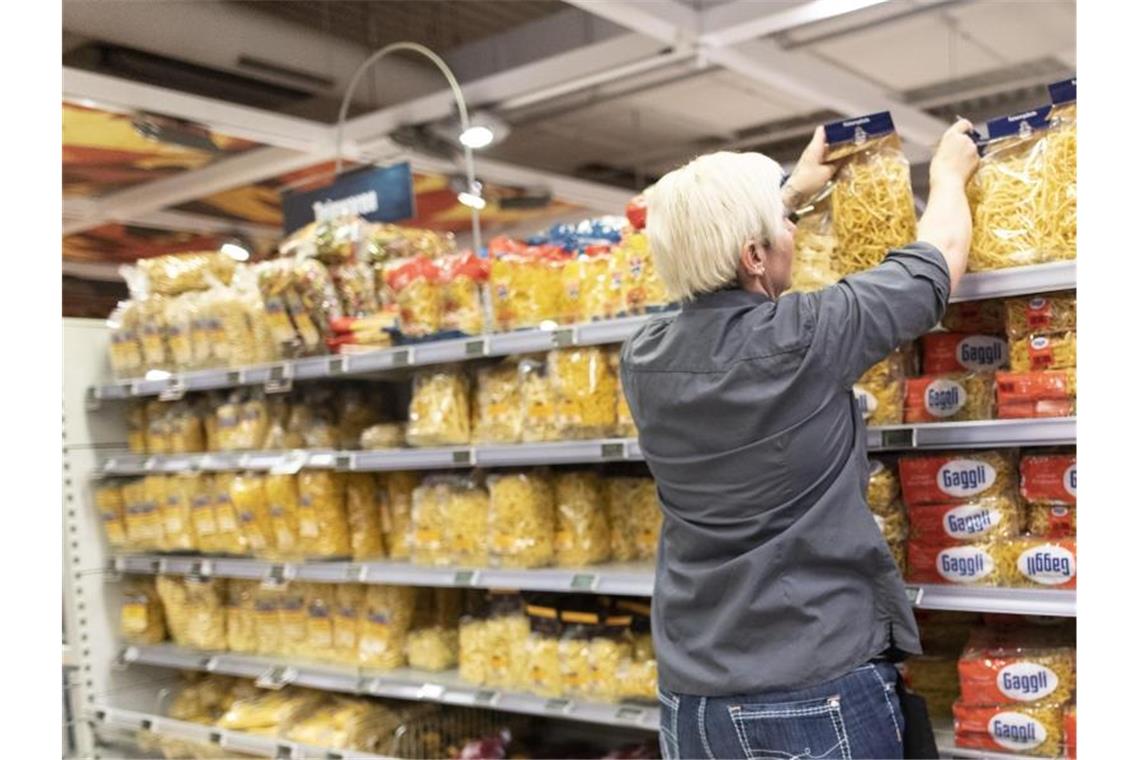 Der Lebensmittelhandel sieht aktuell kein Problem durch panische Vorratskäufe. Foto: Patrick Seeger/dpa