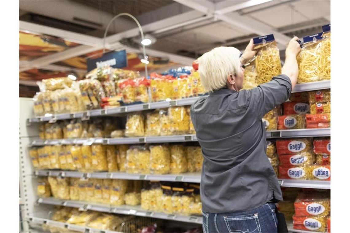 Bislang keine „zweite Welle“ von Hamsterkäufen Der Lebensmittelhandel sieht aktuell kein Problem durch panische Vorratskäufe. Foto: Patrick Seeger/dpa