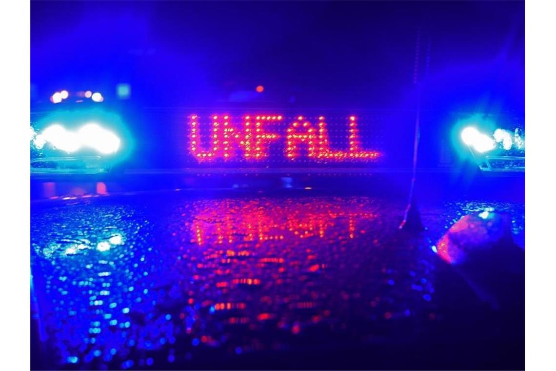 Der LED-Schriftzug „Unfall“ auf dem Dach eines Polizestreifenwagens. Foto: Stefan Puchner/dpa/Archivbild