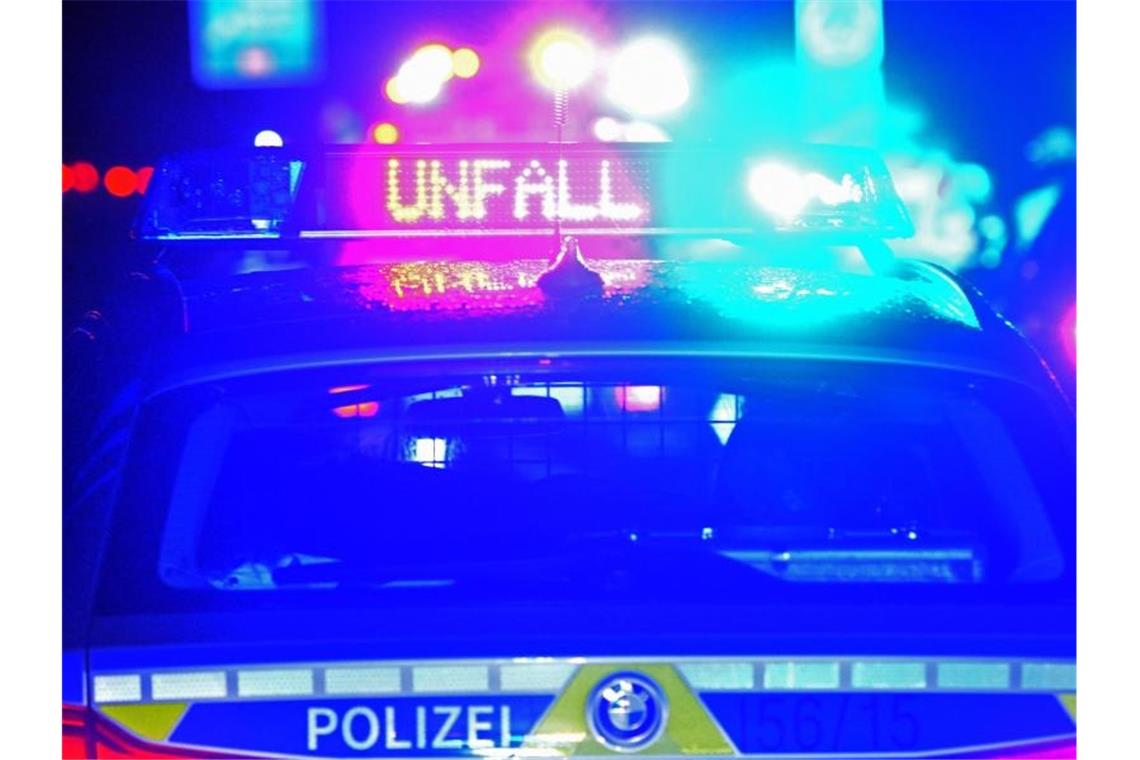 Der LED-Schriftzug „Unfall“ auf dem nassen Dach eines Polizestreifenwagens. Foto: Stefan Puchner/dpa/Archivbild