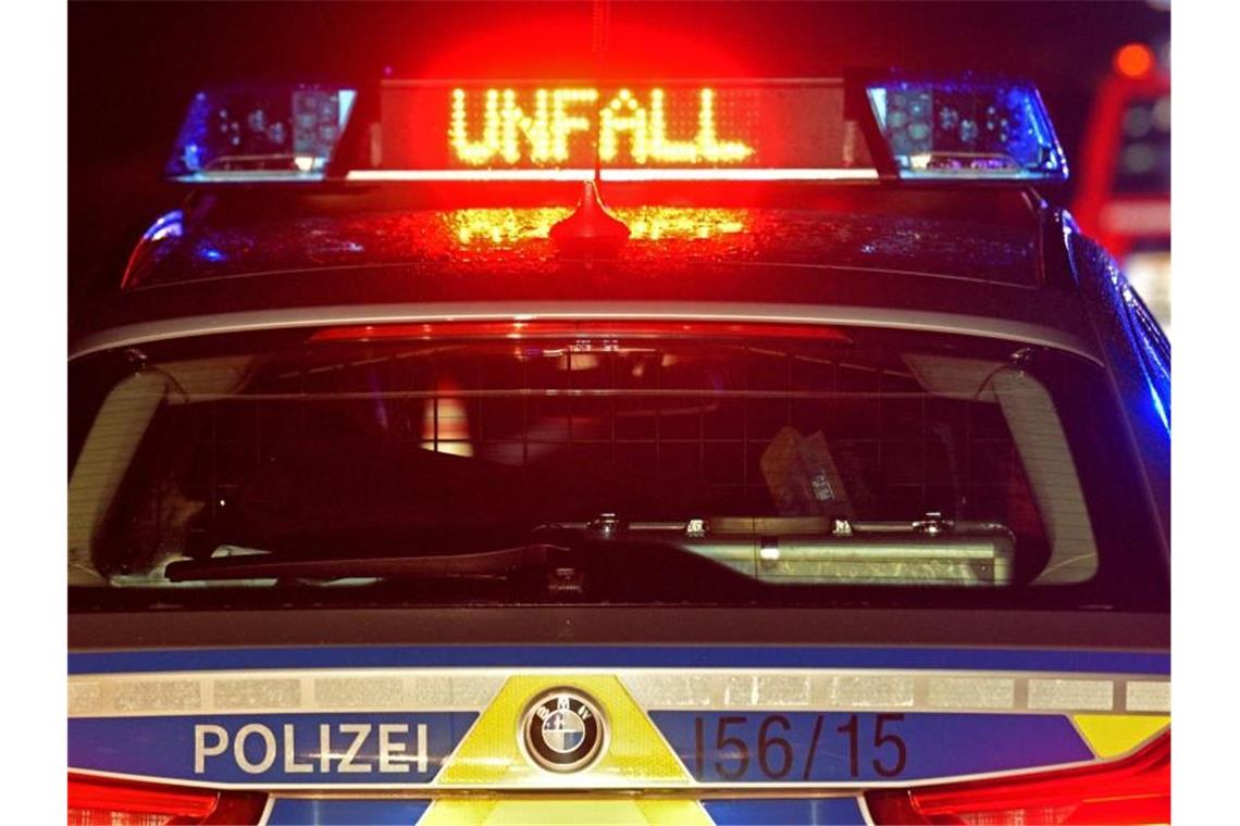 Lastwagen kommt von Autobahn ab und stürzt Böschung hinunter Der LED- Schriftzug "Unfall" leuchtet auf dem Dach eines Polizestreifenwagens. Foto: Stefan Puchner/dpa/Archiv