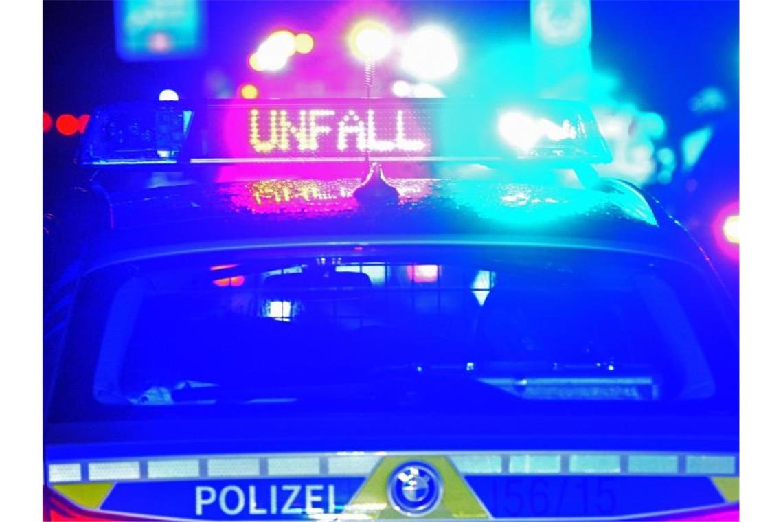 Der LED- Schriftzug "Unfall" leuchtet auf dem Dach eines Polizestreifenwagens. Foto: Stefan Puchner/dpa/Archiv/Illustration