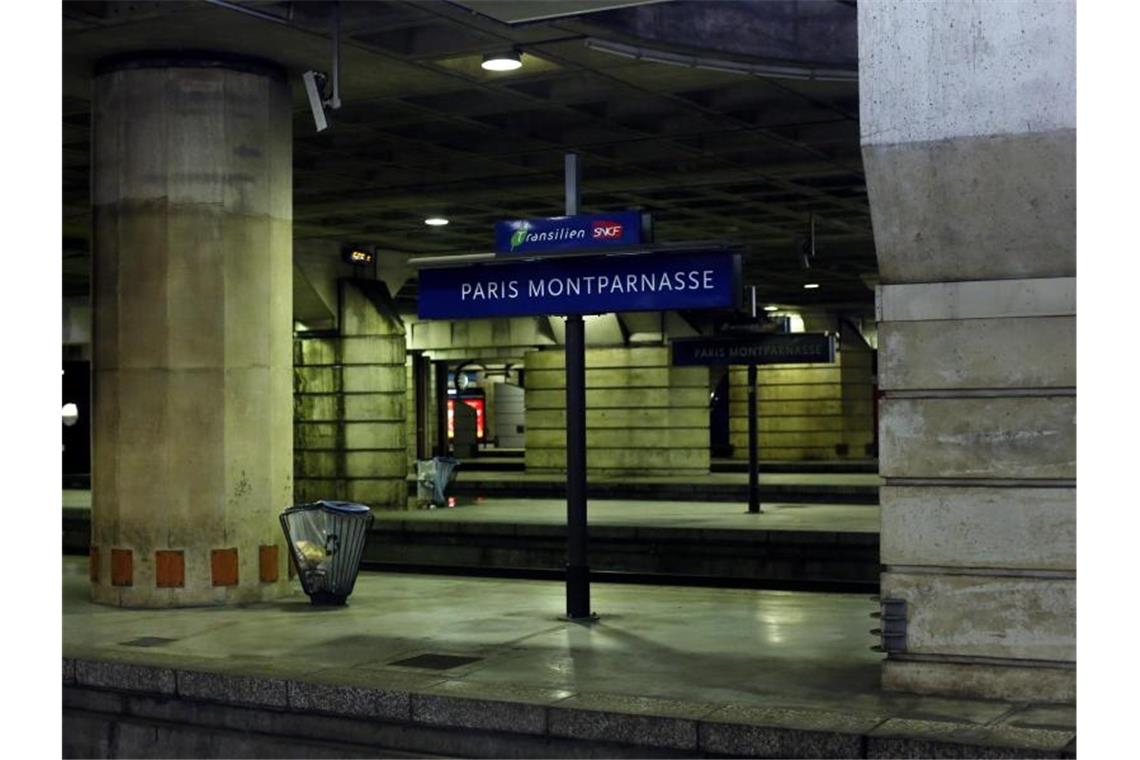 Der leere Bahnsteig am Pariser Bahnhof Montparnasse: Die Streiks gegen die geplante Rentenreform sollen weitergehen. Foto: Thibault Camus/AP/dpa