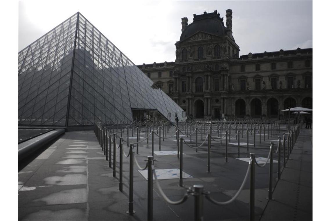 Macron verschärft Kampf gegen Corona Der leere Innenhof des Louvre-Museums in Paris. Die Zahl der Corona-Infektionen in Frankreich steigt rasant an. Foto: Lewis Joly/AP/dpa