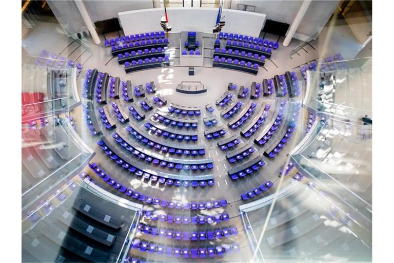 Der leere Plenarsaal des Deutschen Bundestages ist von der Fraktionsebene aus zu sehen. Foto: Christoph Soeder/dpa