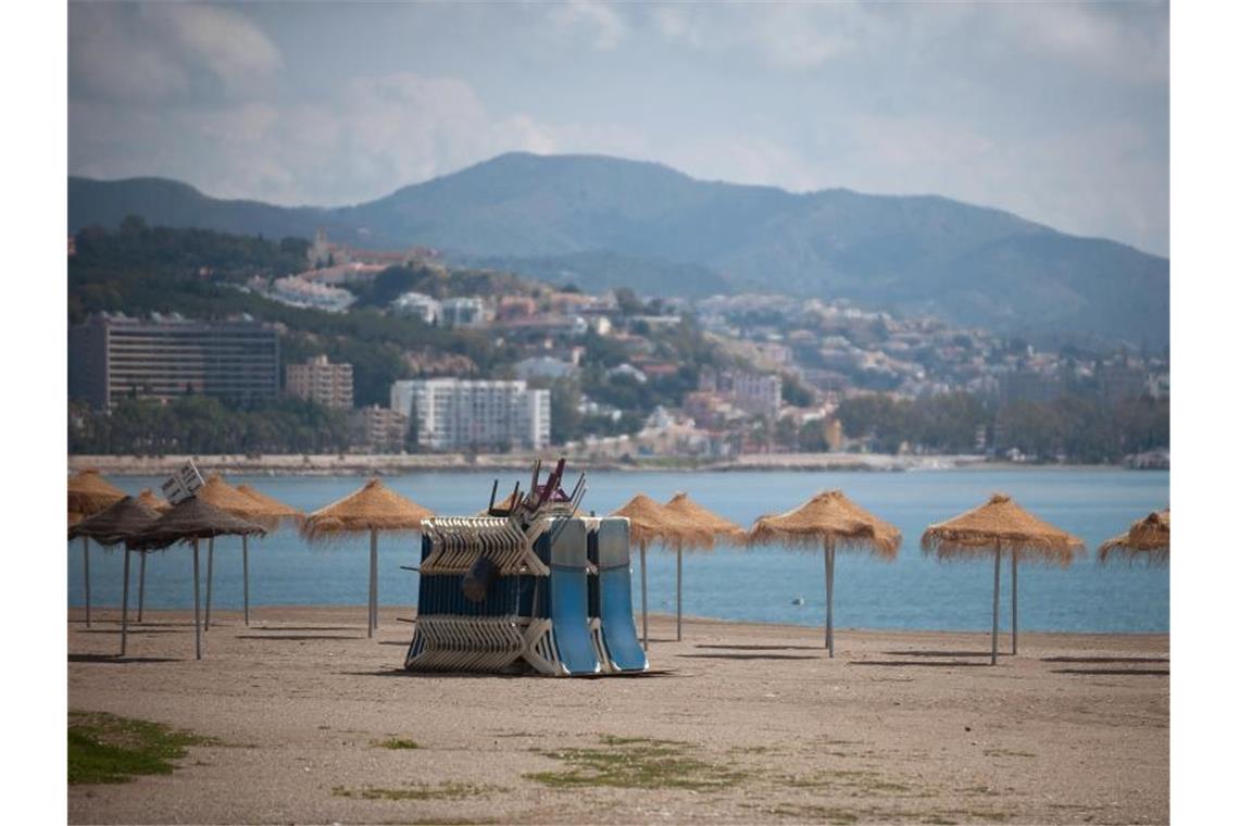 EU will einheitliche Linie bei Corona Der leere Strand des spanischen Küstenorts Malagueta während der Corona-Krise. Foto: Jesus Merida/SOPA Images via ZUMA Wire/dpa
