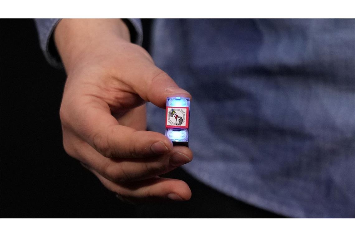 Der "Lego Smart Brick" verfügt über einen Lautsprecher, LED-Leuchten und einen winzigen Chip, der andere Smart Bricks und Minifiguren erkennen und mit ihnen interagieren kann.