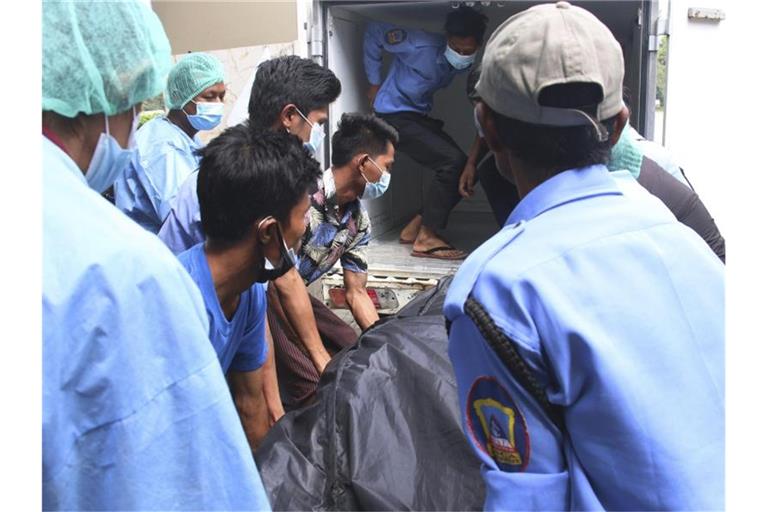 Der Leichensack mit den sterblichen Überreste einer jungen Frau wird in Naypyitaw in einen Transporter gelegt. Die Frau gilt als das erste offizielle Todesopfer der Proteste gegen den Militärputsch. Foto: Uncredited/AP/dpa