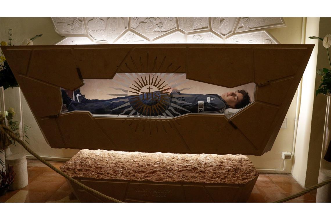 Der Leichnam von Carlo Acutis liegt in einem Sarkopharg, in den man hineinsehen kann. (Archivbild)