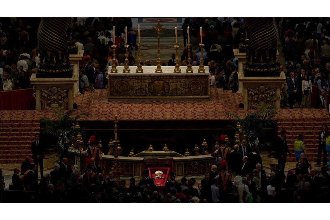 Bilder des Tages Der Leichnam von Papst Franziskus ist im Petersdom aufgebahrt.