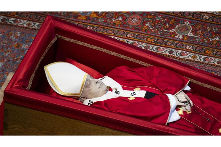 Der Leichnam von Papst Franziskus liegt im offenen Sarg im Petersdom im Vatikan, wo er drei Tage lang aufgebahrt sein wird. Vatikanquellen  berichten von einem Sturz, der auf der rechten Gesichtshälfte zu einem großen Hämatom geführt habe. Ein solches ist auch am aufgebahrten Leichnam deutlich zu sehen.