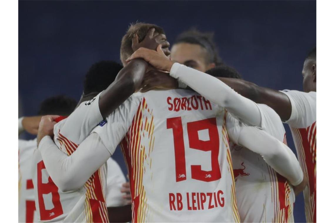 Zittern bis zum Ende: RB Leipzig gewinnt „verrücktes Spiel“ Der Leipziger Alexander Sorloth (M) feiert mit seinen Mannschaftskameraden den Treffer zum 4:3 Endstand. Foto: Uncredited/AP/dpa