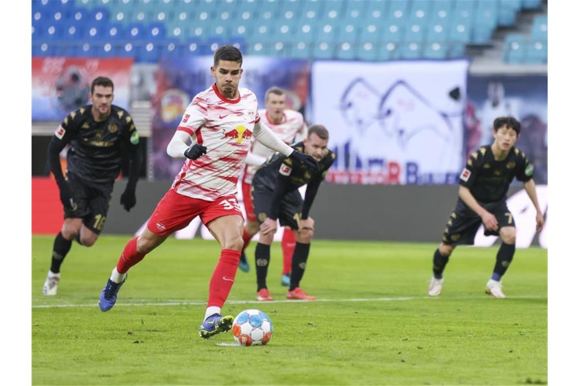 Der Leipziger Andre Silva trifft per Elfmeter. Foto: Jan Woitas/dpa-Zentralbild/dpa