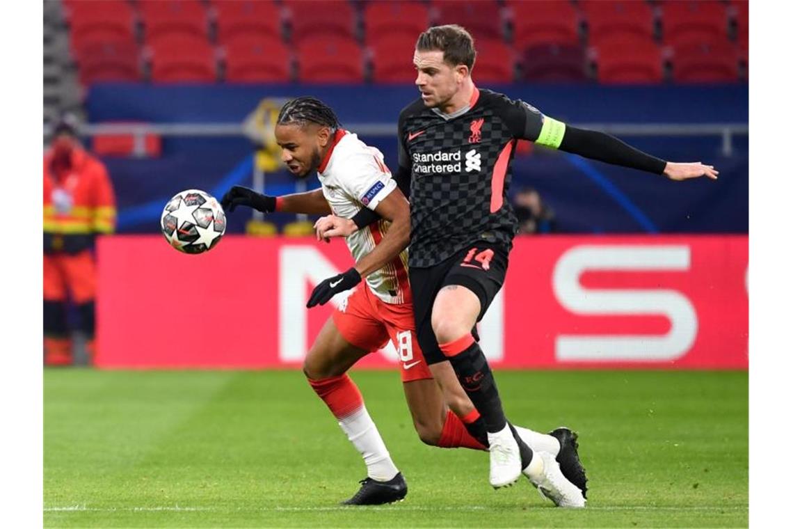 Salah und Mané treffen: Liverpool bestraft RB-Pannen-Abwehr Der Leipziger Christopher Nkunku (l) im Zweikampf mit Jordan Henderson. Foto: Marton Monus/dpa