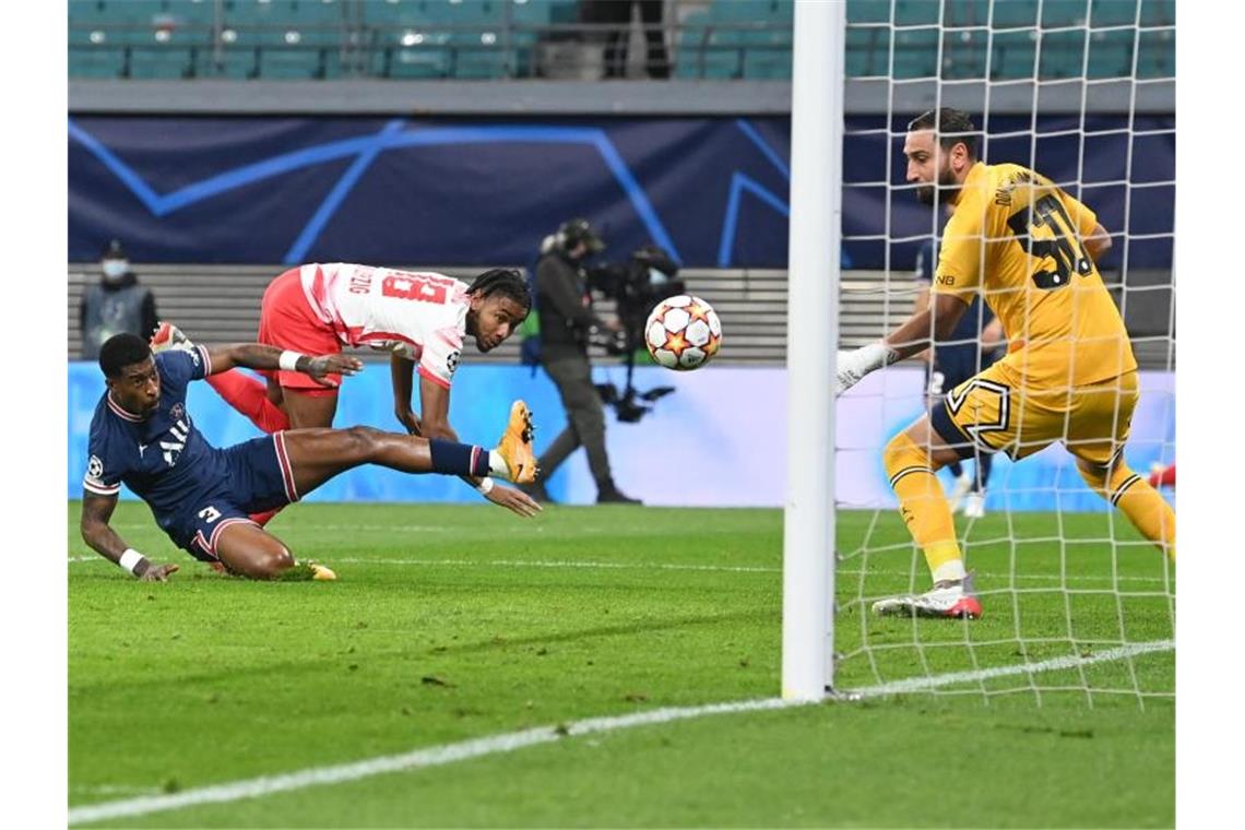Königsklassen-Aus für Leipzig: Spätes Remis gegen Paris Der Leipziger Christopher Nkunku (M.) erzielte sehenswert per Kopf das 1:0. Foto: Robert Michael/dpa-Zentralbild/dpa