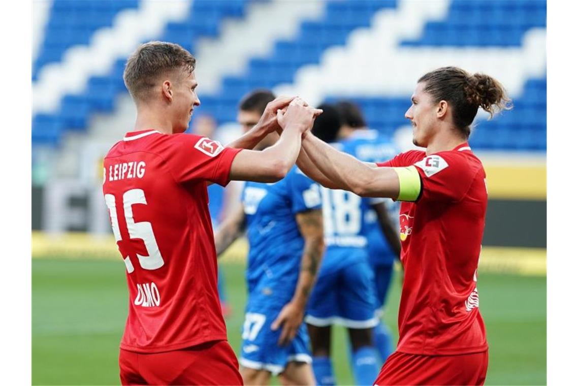 Der Leipziger Doppel-Torschütze Dani Olmo (l) jubelt mit Teamkollege Marcel Sabitzer. Foto: Uwe Anspach/dpa-Pool/dpa