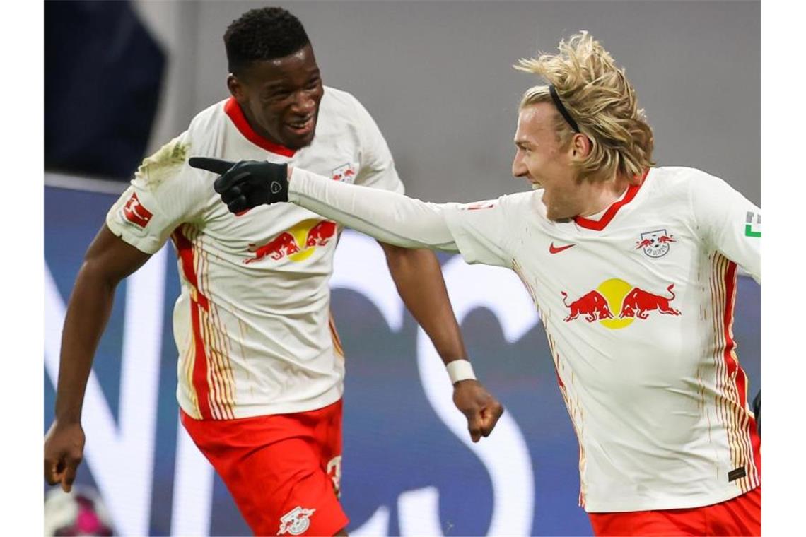 FCB und RB siegen mit Mühe - Schalke verliert Kellerduell Der Leipziger Emil Forsberg (r) lässt sich nach seinem Führungstreffer von Nordi Mukiele feiern. Foto: Jan Woitas/dpa-Zentralbild/dpa