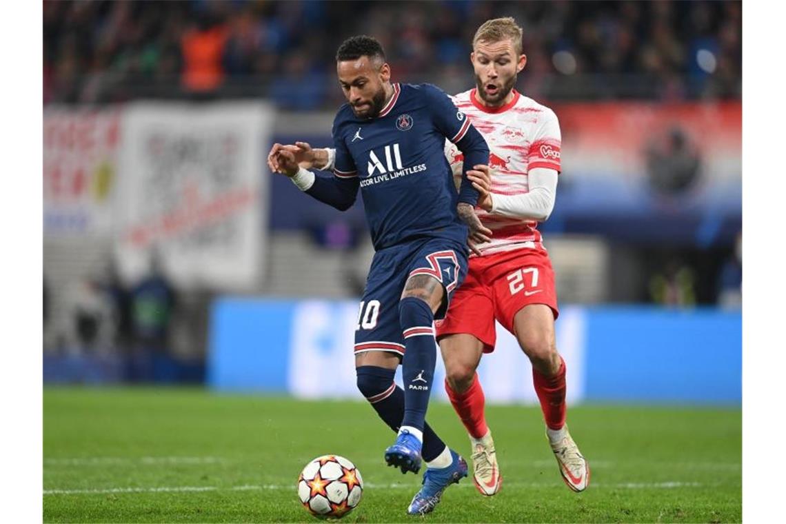 Königsklassen-Aus für Leipzig: Spätes Remis gegen Paris Der Leipziger Konrad Laimer (r) im Zweikampf mit PSG-Star Neymar. Foto: Robert Michael/dpa-Zentralbild/dpa