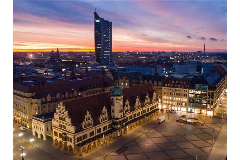 Der Leipziger Marktplatz - im Vordergrund das Alte Rathaus. Foto: Jan Woitas/dpa-Zentralbild/dpa