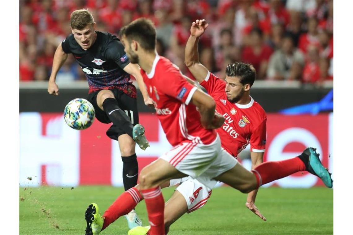 Der Leipziger Timo Werner (l) schießt den Ball an Ruben Dias (r) aus Lissabon vorbei aufs Tor. Foto: Jan Woitas