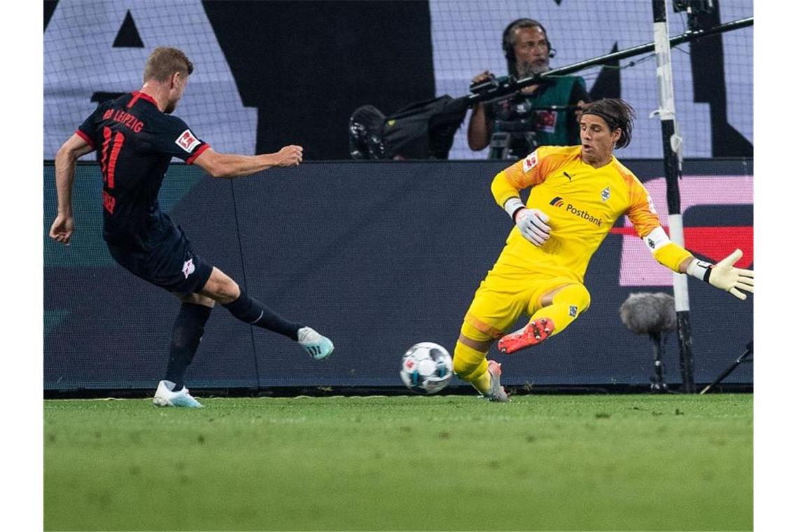 Der Leipziger Timo Werner (l) schnürte einen Dreierpack. Foto: Marius Becker