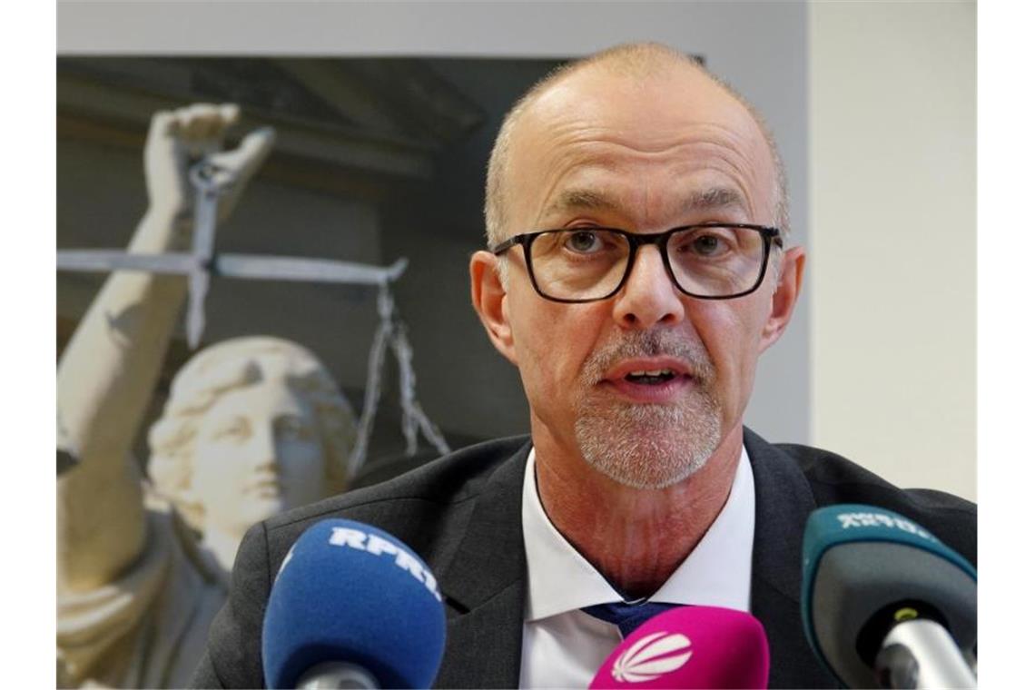 Ermittler zerschlagen mutmaßlichen Schleuser-Familienclan Der leitende Oberstaatsanwalt Peter Fritzen. Foto: Harald Tittel/dpa