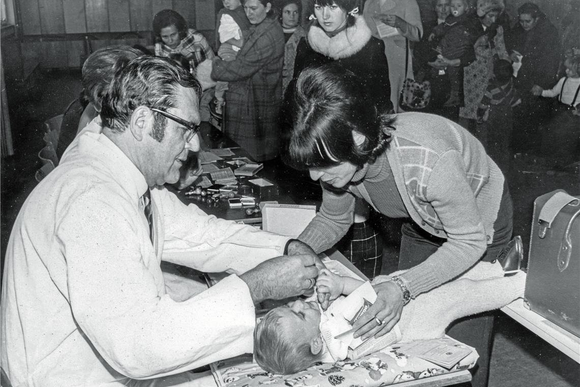 Impfkampagnen hatten großen Zulauf Der Leiter des Backnanger Gesundheitsamts Joachim Holz organisierte Impfaktionen gegen Polio in allen Orten. Die Aufnahme zeigt ihn bei einer dieser Impfaktionen im Jahr 1972 im Schulhaus in Allmersbach im Tal. Foto: BKZ-Archiv