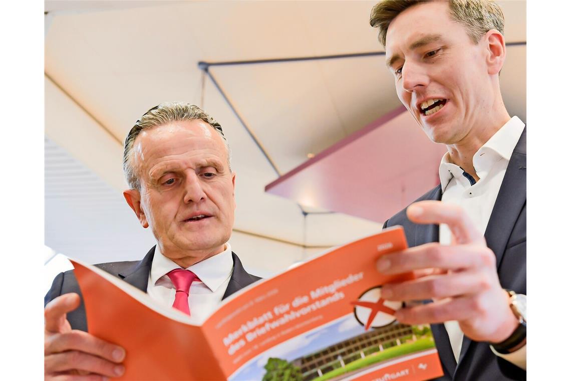 Der Leiter des Statistischen Amts, Matthias Fatke (rechts) erläutert OB Frank Nopper Details zur Wahl. Bei hoher Wahlbeteiligung erzielte Muhterem Aras ein sehr gutes