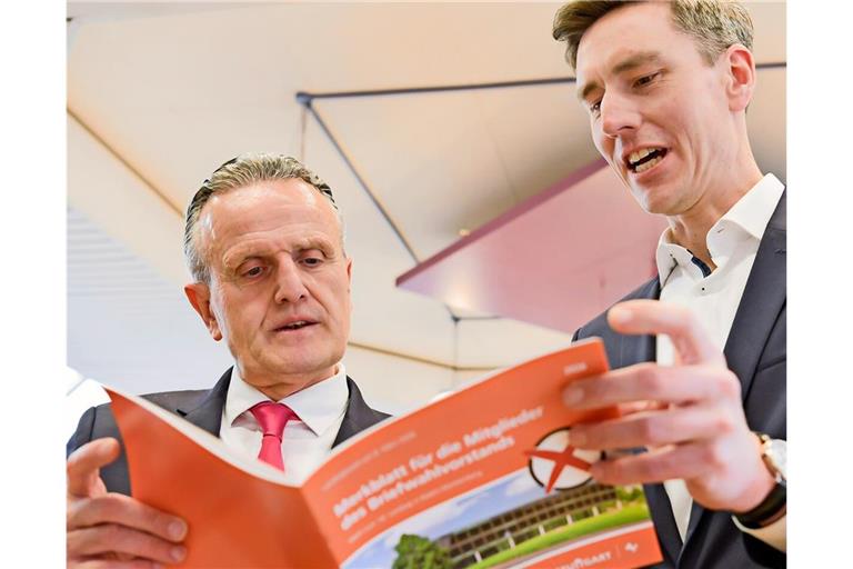 Der Leiter des Statistischen Amts, Matthias Fatke (rechts) erläutert OB Frank Nopper Details zur Wahl. Bei hoher Wahlbeteiligung erzielte Muhterem Aras ein sehr gutes