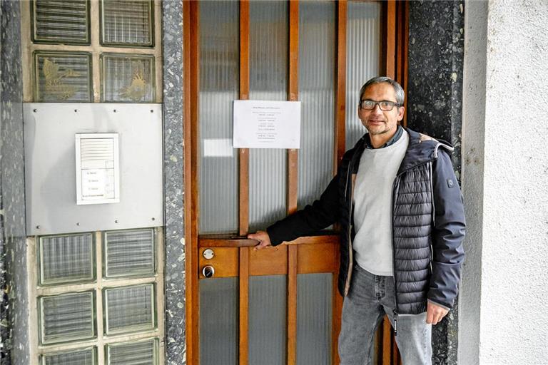 Der Leiter von Haus Karla, Michael Belz, zeigt die Eingangstür. Sie soll durch eine neue Tür ersetzt werden, damit sich die Hausbewohnerinnen sicherer fühlen. Fotos: Alexander Becher