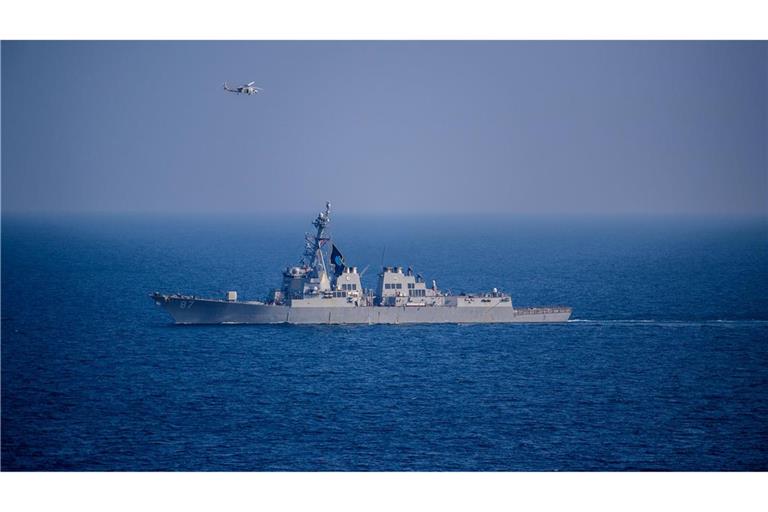 Der Lenkwaffenzerstörer "USS Mason" gehört zu den Kriegsschiffen, die vom Iran nach US-Darstellung in der Straße von Hormus angegriffen wurden. (Archivbild)
