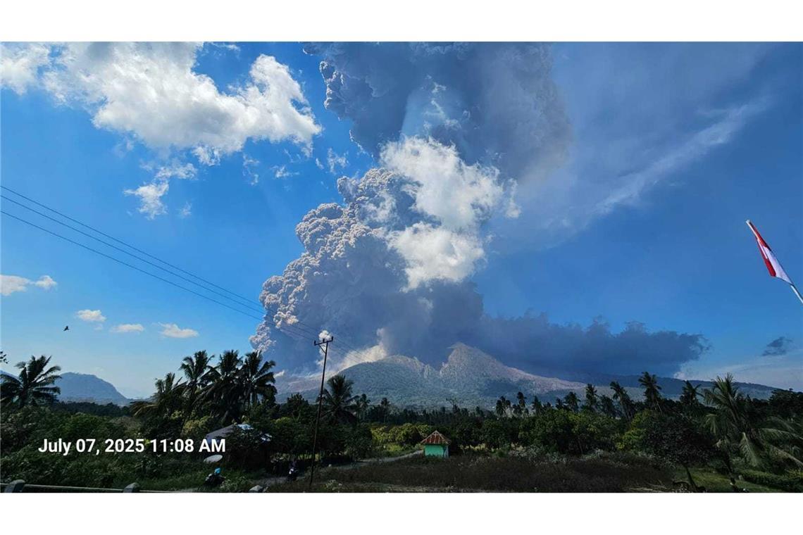 Indonesischer Vulkan spuckt 18.000 Meter hohe Aschesäule Der Lewotobi Laki-Laki kommt seit Monaten nicht zur Ruhe - aber die jüngste Aschesäule war die bisher größte.