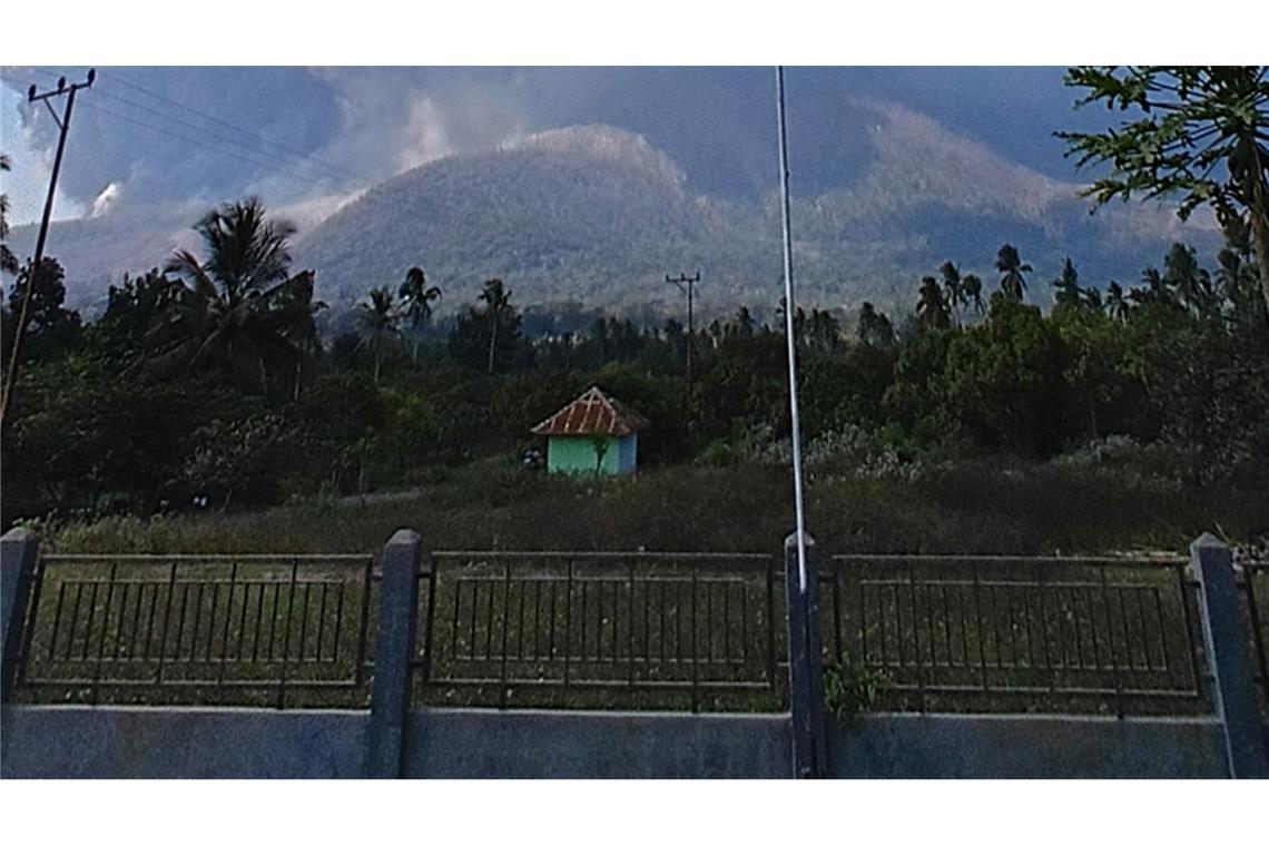 Indonesischer Vulkan spuckt 18.000 Meter hohe Aschesäule Der Lewotobi Laki-Laki liegt auf der auch bei Touristen beliebten Insel Flores.