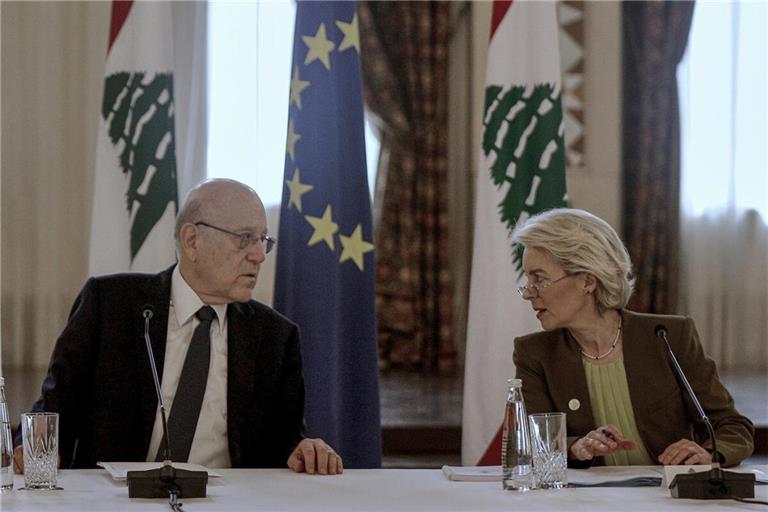 Der libanesische Premierminister Najib Mikati beschließt mit der EU-Kommissionschefin Ursula von der Leyen in Beirut ein Migrationsabkommen.  Der libanesische Premierminister Najib Mikati beschließt mit der EU-Kommissionschefin Ursula von der Leyen in Beirut ein Migrationsabkommen.