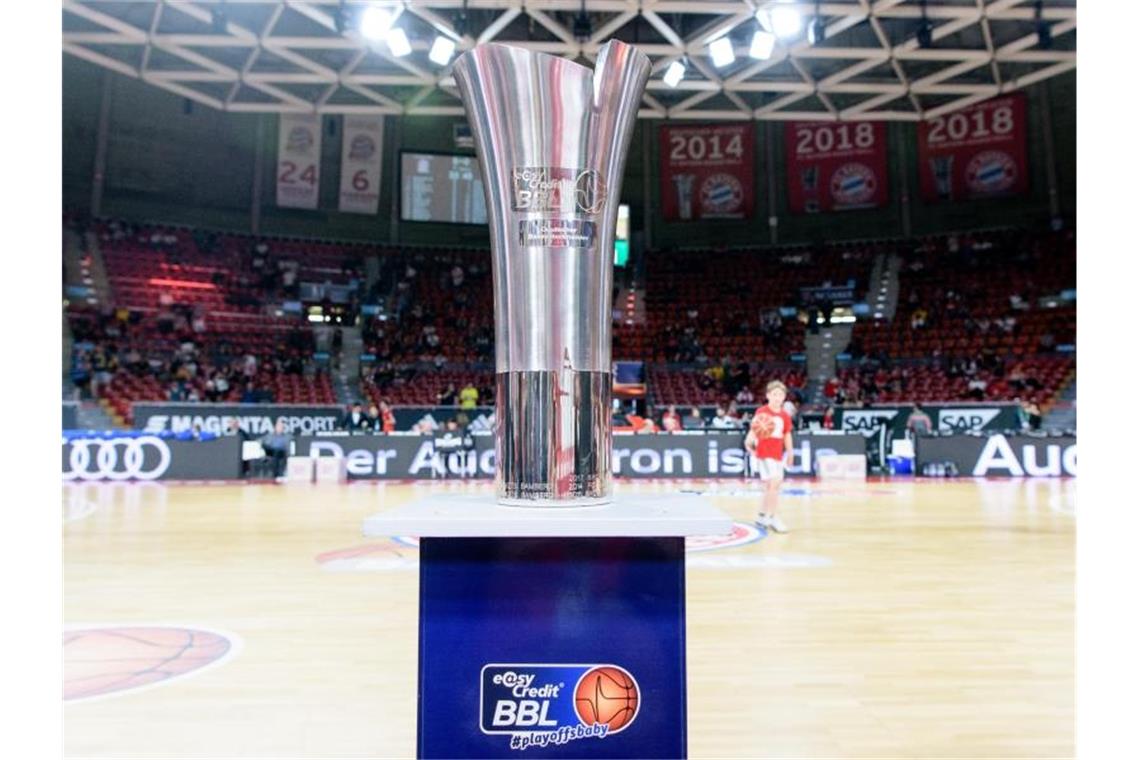 Der Ligapokal der Deutschen Basketball Bundesliga steht vor Spielbeginn auf einem Podest. Foto: Matthias Balk/dpa