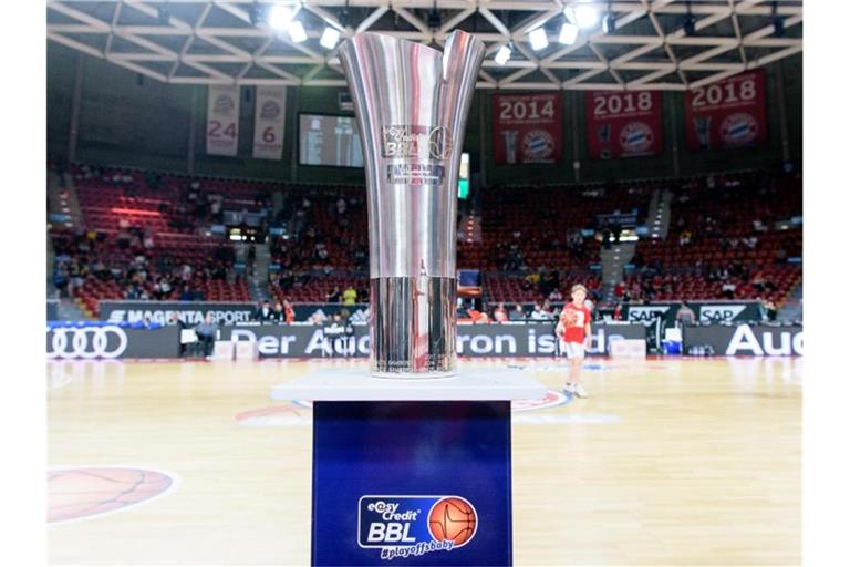 Der Ligapokal der Deutschen Basketball Bundesliga steht vor Spielbeginn auf einem Podest. Foto: Matthias Balk/dpa