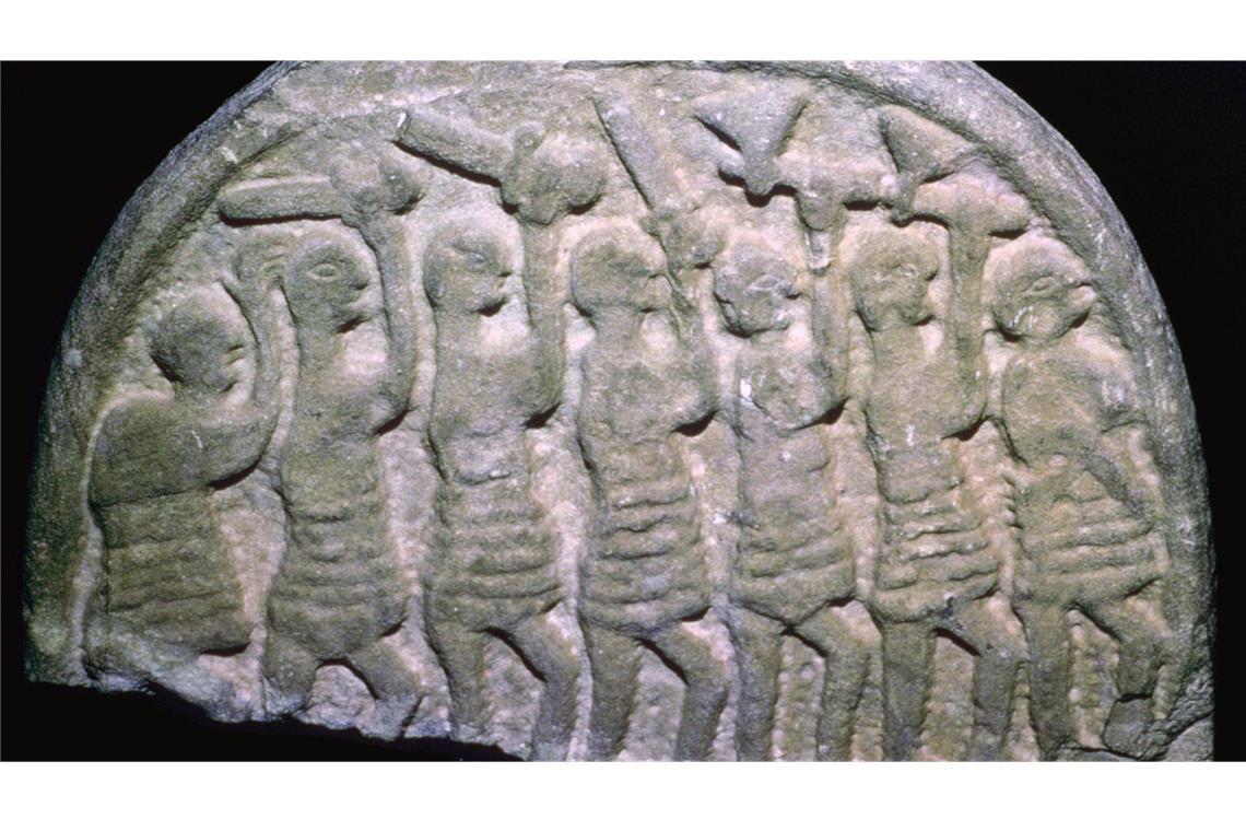 Das englische Kloster Lindisfarne wird von Wikingern geplündert Der Lindisfarne Stone (auch Viking Domesday stone genannt) wurde wahrscheinlich errichtet, um an die Opfer des Wikingerüberfalls auf das Kloster im Jahr 793 zu erinnern.