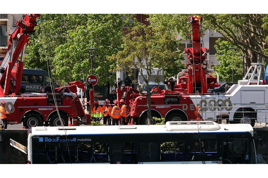 Der Linienbus wird von Kränen aus dem Fluss geborgen.