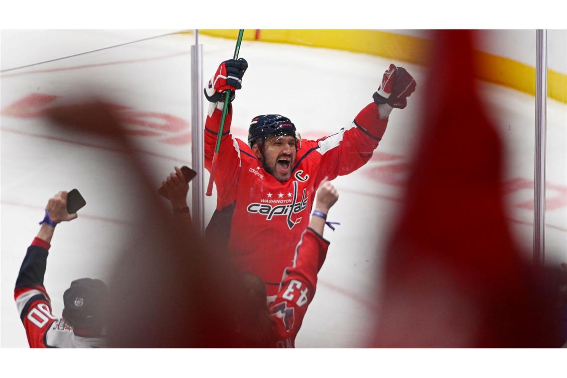 Der linke Flügel der Washington Capitals, Alex Owetschkin (8), feiert in Washington sein 900. NHL-Karrieretor.