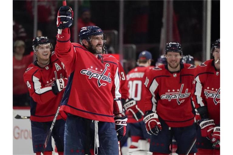Der linke Flügel der Washington Capitals, Alexander Owetschkin (8), hat mit dem 767. Tor den dritten Rang in der ewigen NHL-Torjägerliste übernommen. Foto: Julio Cortez/AP/dpa