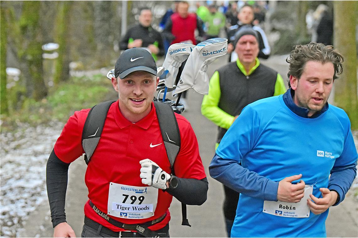 Der linke Läufer hat seine Golfausrüstung dabei. Silvesterlauf in Backnang 2025....