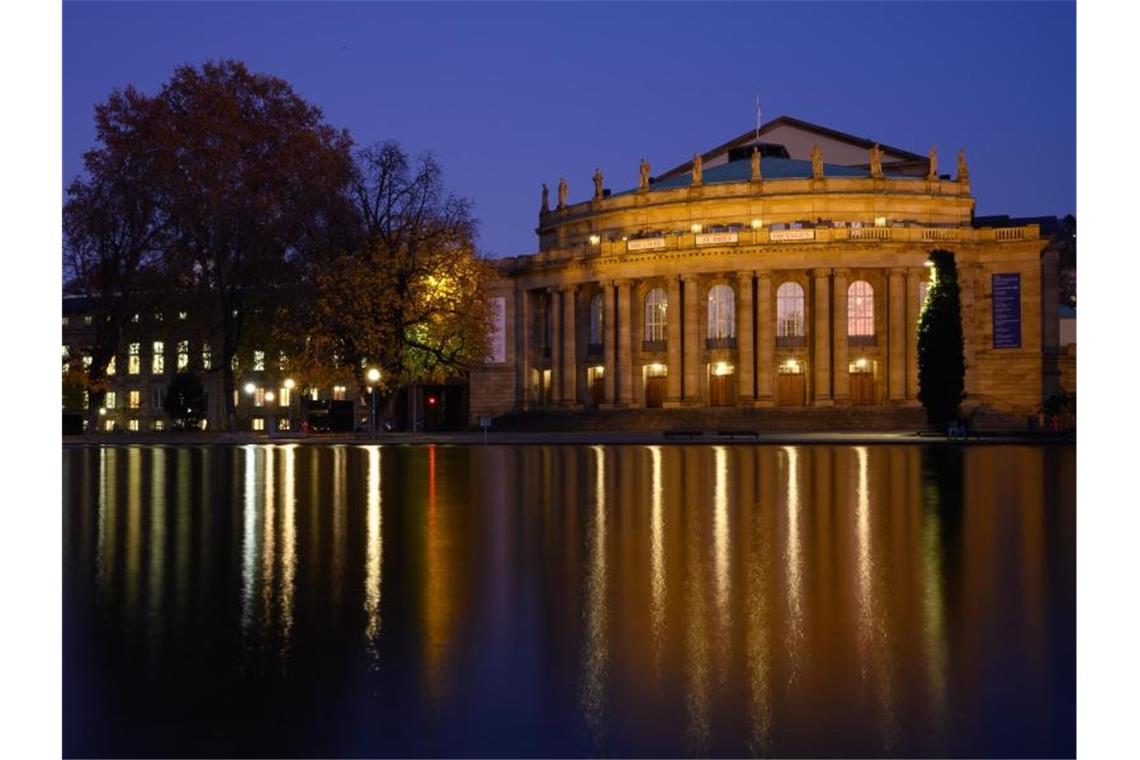 Der Littmannbau, auch Opernhaus, spiegelt sich im Eckensee. Foto: Sebastian Gollnow/dpa/Archivbild