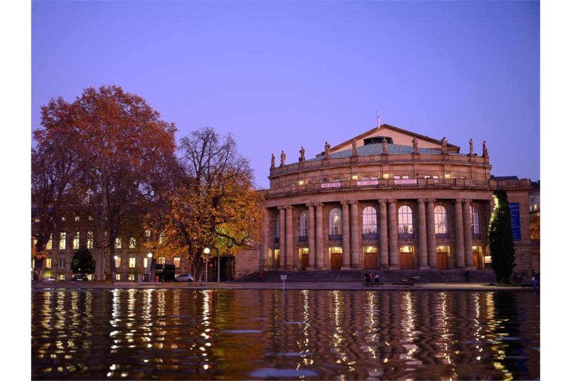 Stuttgarts Ballett darf unter Auflagen wieder trainieren Der Littmannbau, auch Opernhaus, spiegelt sich im Eckensee. Foto: Sebastian Gollnow/dpa/Archivbild