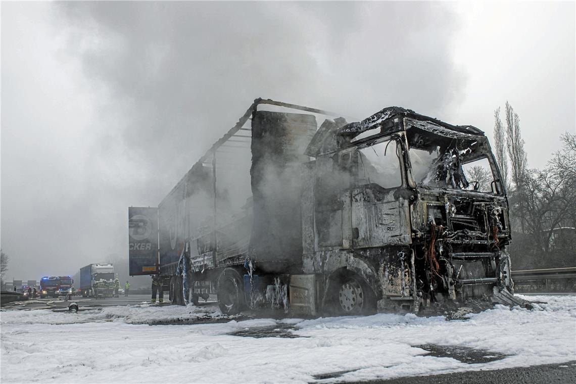 Der Lkw brannte komplett aus. Fotos: 7aktuell/Simon Adomat