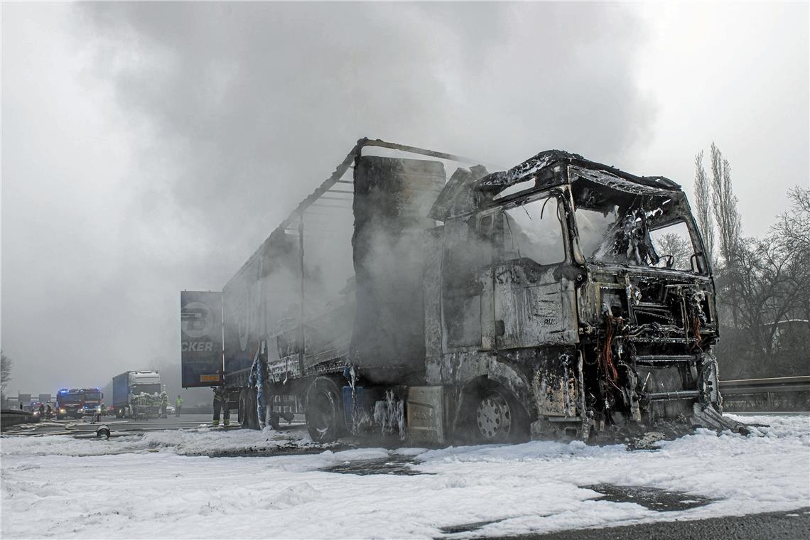 Sattelzug auf der B14 ausgebrannt Der Lkw brannte komplett aus. Fotos: 7aktuell/Simon Adomat