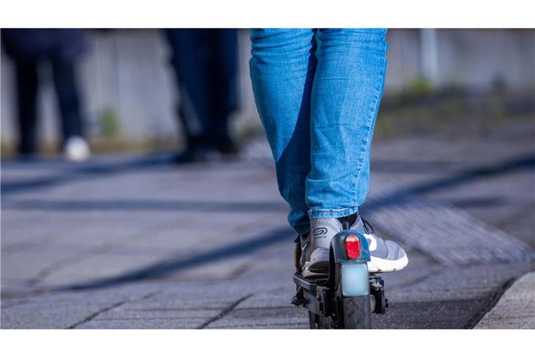 Der Lkw-Fahrer erfasste den 29-Jährigen auf dem E-Scooter in Heilbronn. (Symbolfoto)