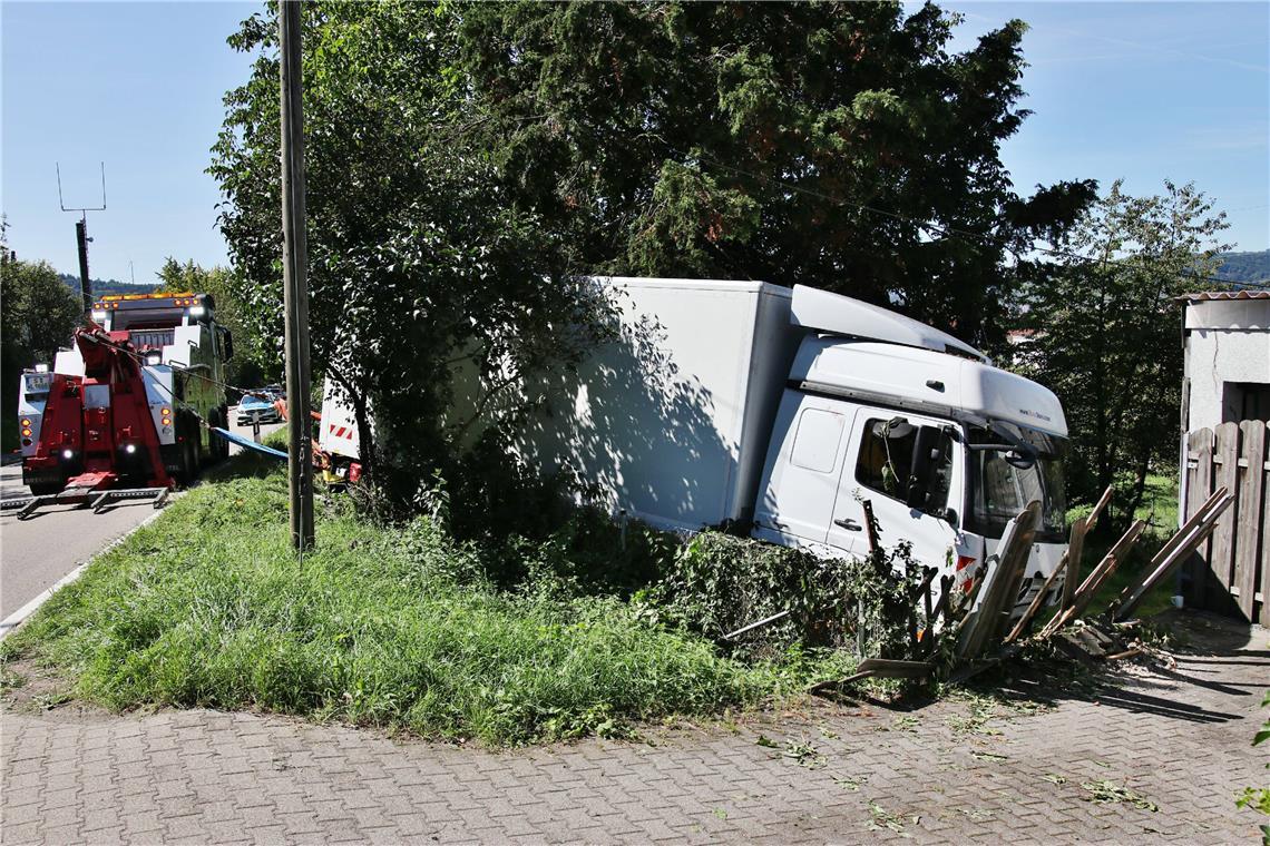 Lkw bricht in Schorndorf durch Gartenzaun Der Lkw kam kurz vor einer Garage zum Stehen. Foto: 7aktuell.de | Kevin Lermer